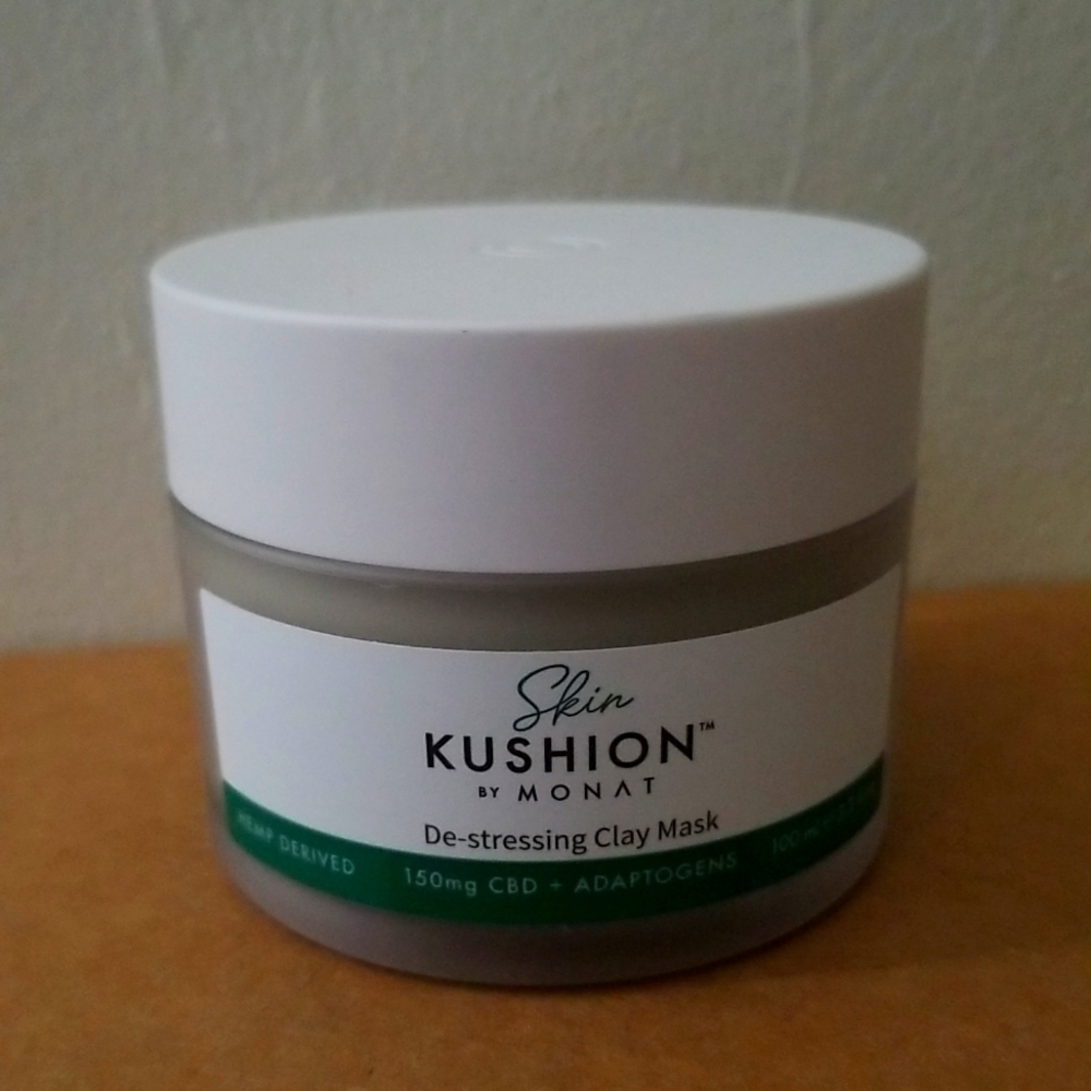 Monat skin kushion clay mask